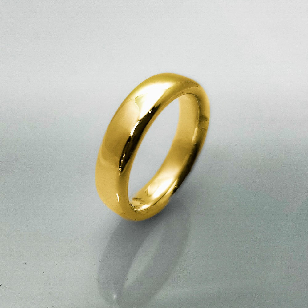 14K gold ring with smooth edges and attractive design