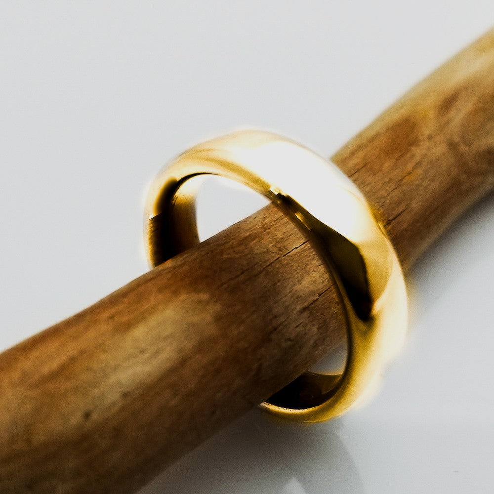 14K gold ring with smooth edges and attractive design