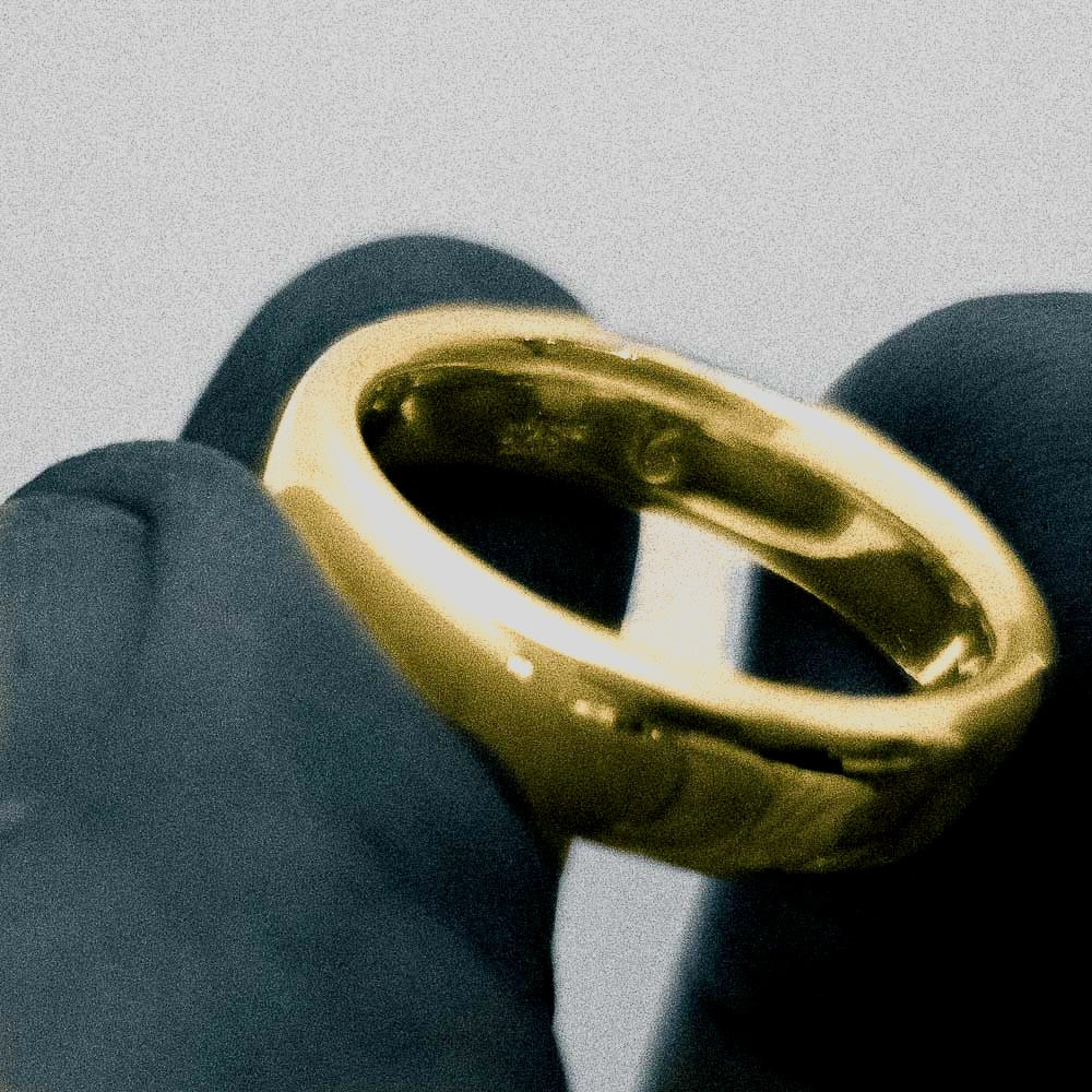 14K gold ring with smooth edges and attractive design