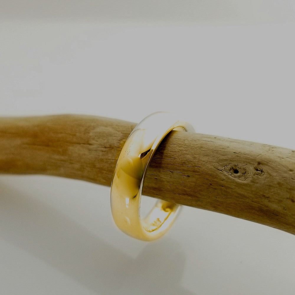 14K gold ring with smooth edges and attractive design