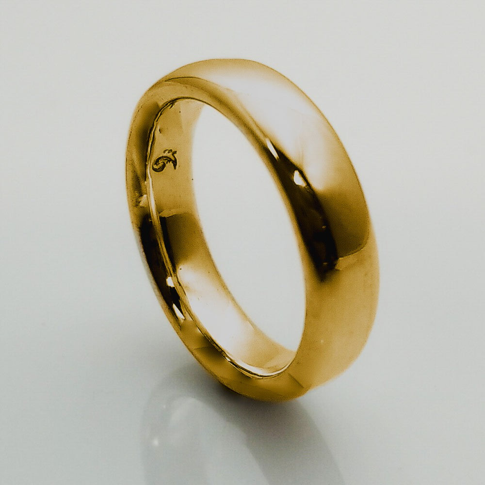 14K gold ring with smooth edges and attractive design
