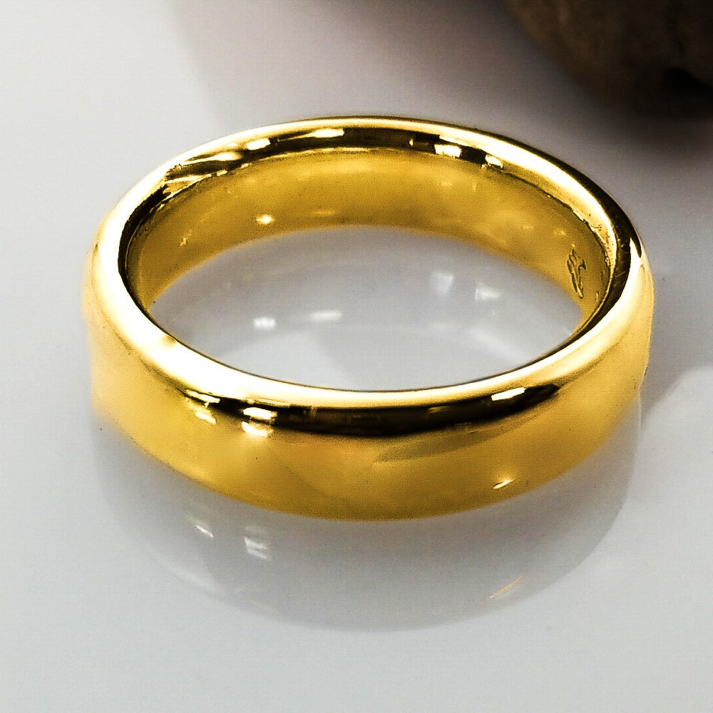 14K gold ring with smooth edges and attractive design