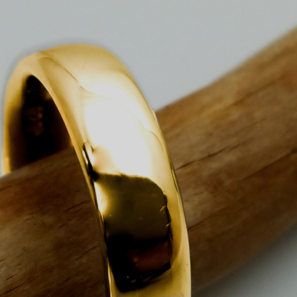 14K gold ring with smooth edges and attractive design