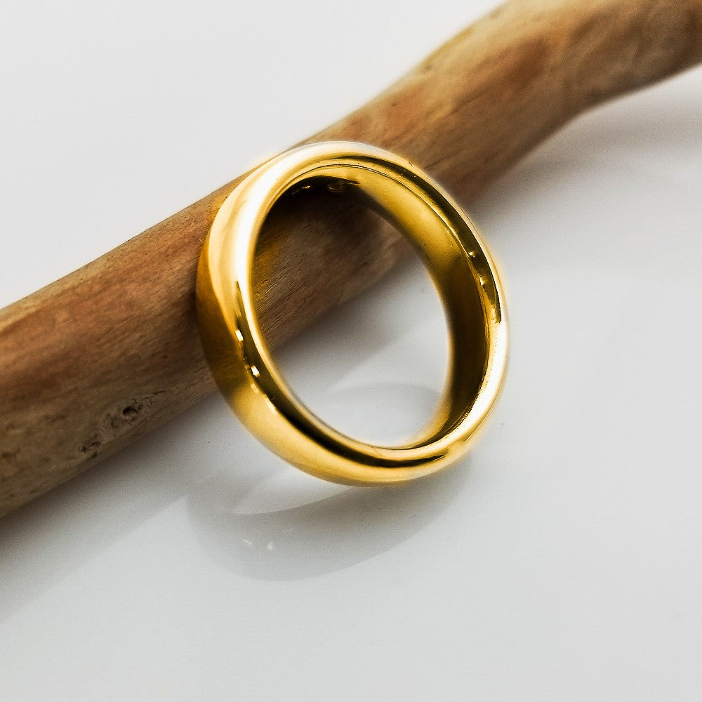 14K gold ring with smooth edges and attractive design