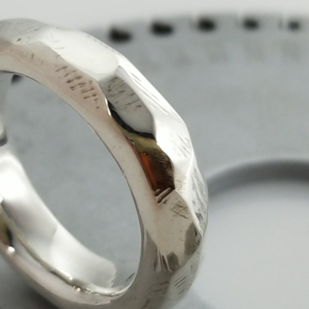 Anello in argento sterling Mr Edge | design sfaccettato | una band solida unica nel suo genere