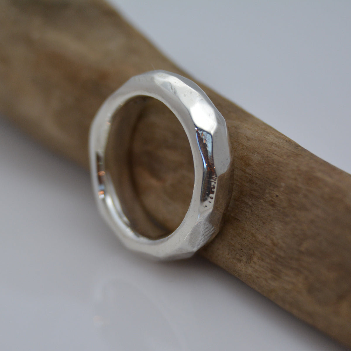 Anello in argento sterling Mr Edge | design sfaccettato | una band solida unica nel suo genere