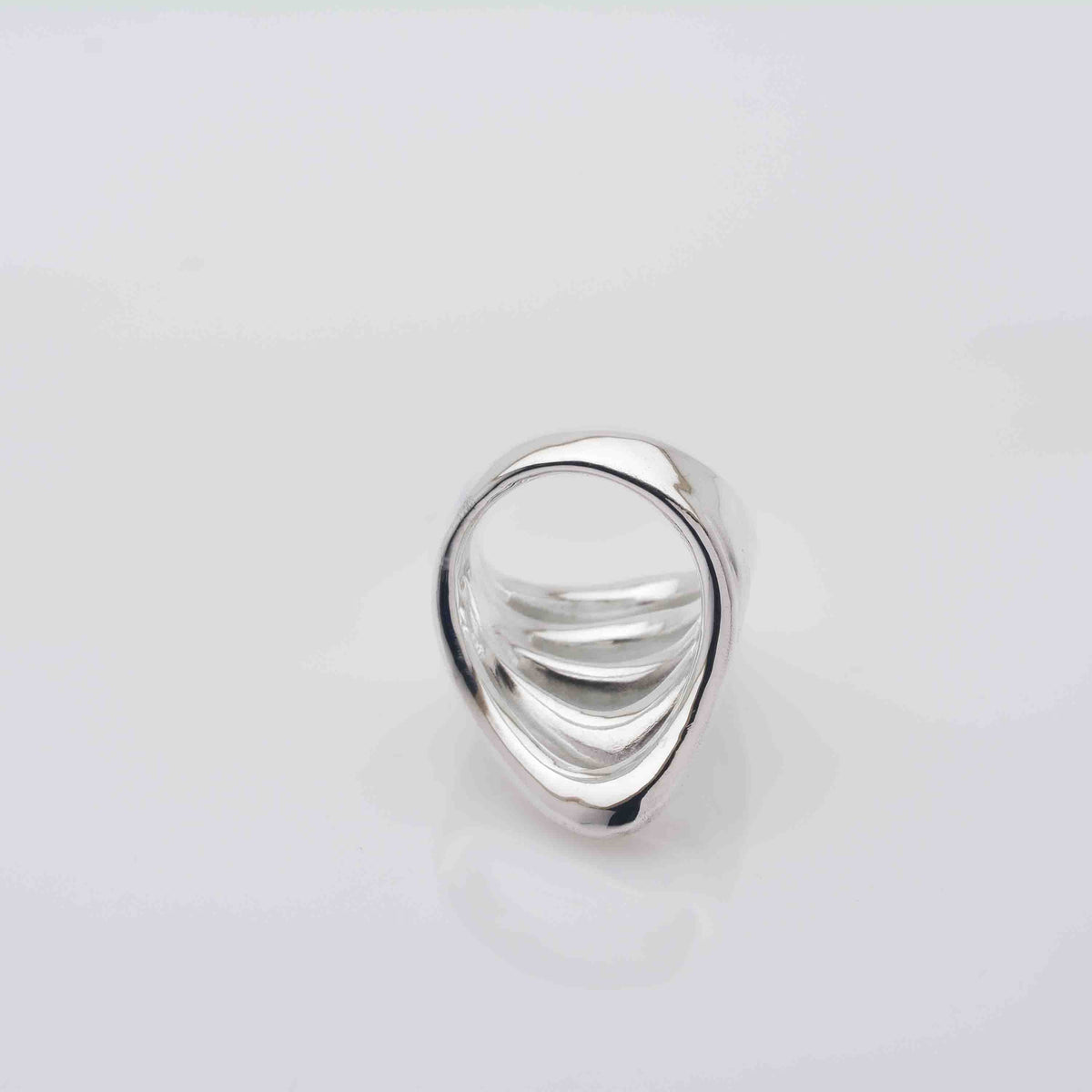 Cinco Silver Ring es un anillo de cinco vueltas con un diseño orgánico y único