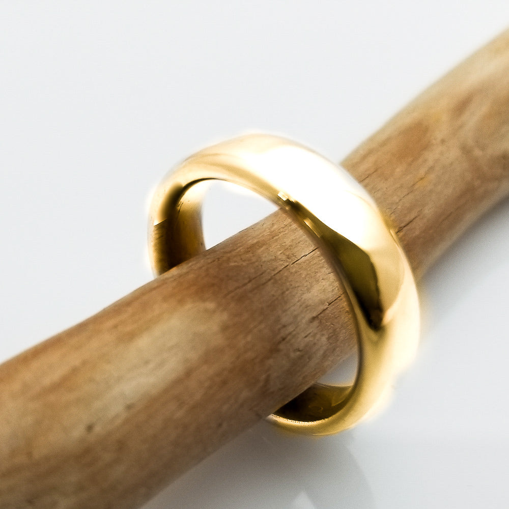 Découvrez le bracelet en or massif 14 carats au design unique avec une surface lisse et une sensation confortable.