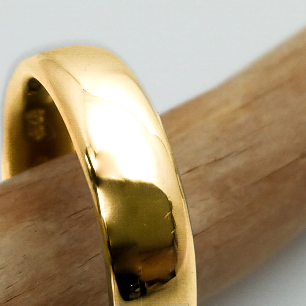 Oplev det unikt designede 14K solidt guldbånd med en glat overflade og behagelig fornemmelse
