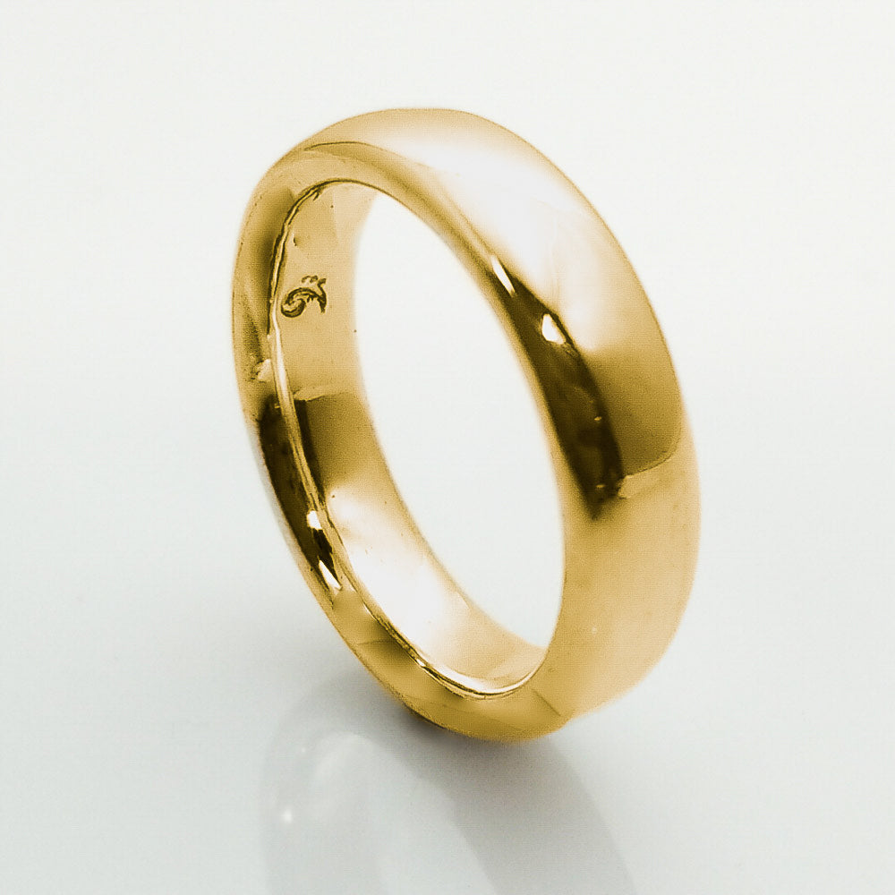 Découvrez le bracelet en or massif 14 carats au design unique avec une surface lisse et une sensation confortable.