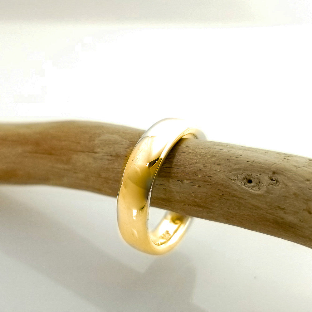Discover the Uniquely Designed 14K Solid Gold Band with a Smooth Surface and Comfortable Feel