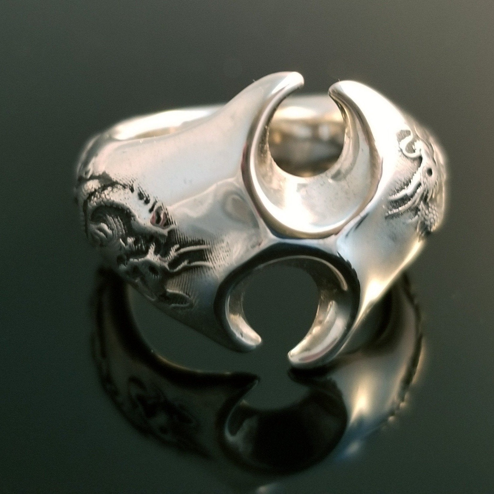 Double dragon ring