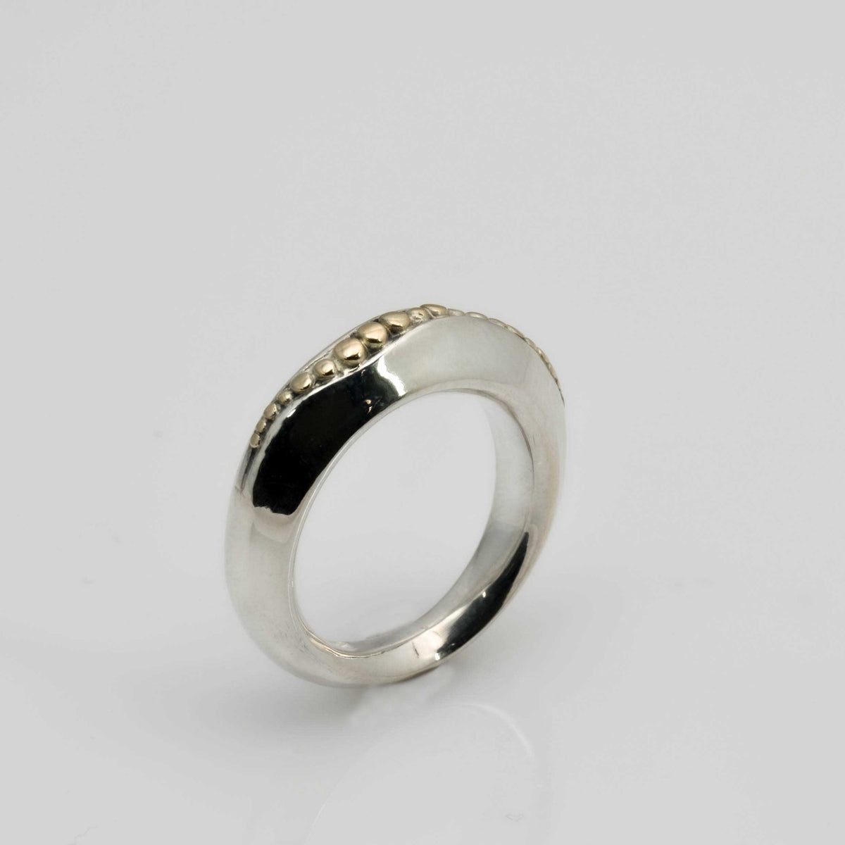 Anillo Golden Path, un anillo elegante y único con acento de oro de 14K