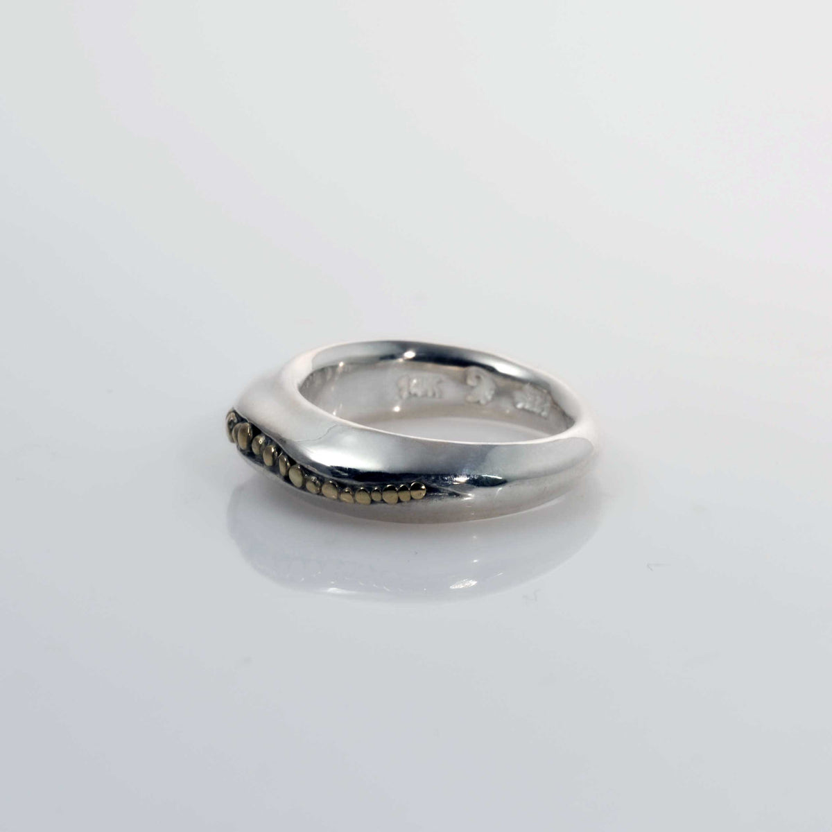 Golden path ring, en elegant en af slagsen ring med 14K guld accent
