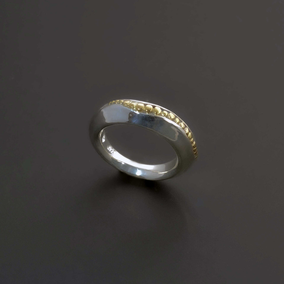 Anello percorso d&#39;oro, un elegante anello unico nel suo genere con accento in oro 14K