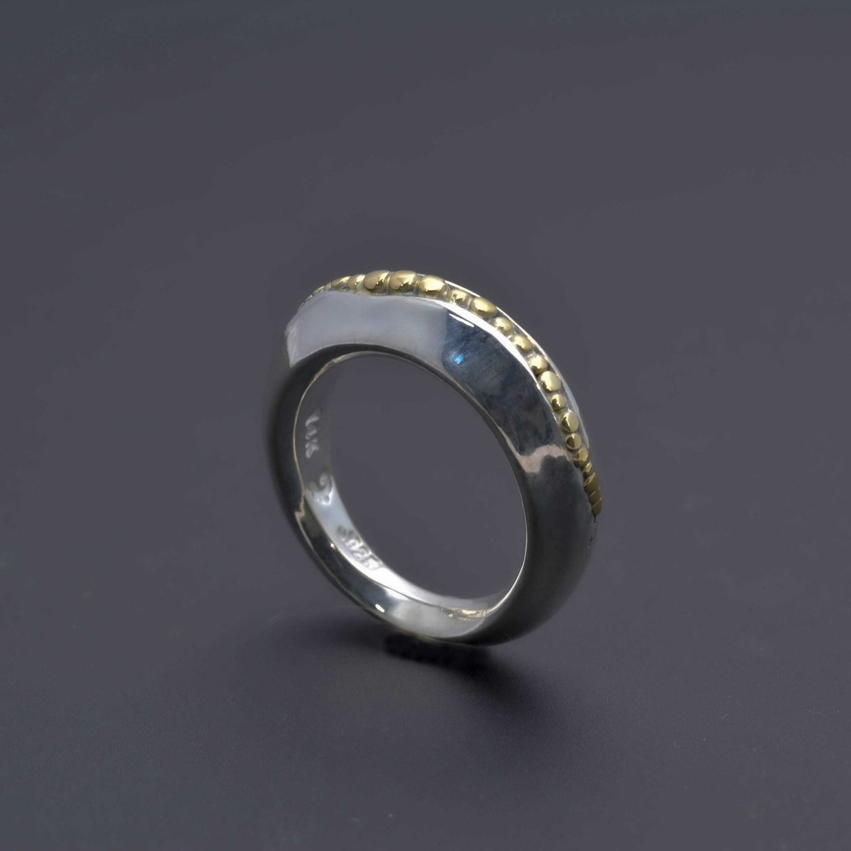 Anillo Golden Path, un anillo elegante y único con acento de oro de 14K
