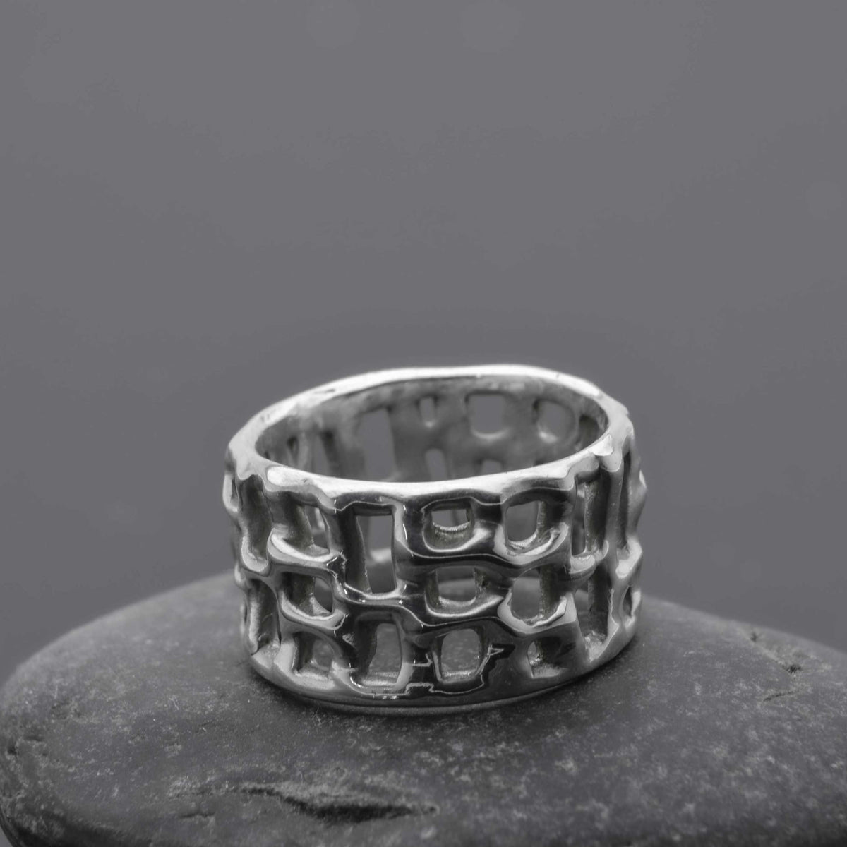 Off-The-Grid-Ring. Elegantes, einzigartiges Schmuckband aus Sterlingsilber