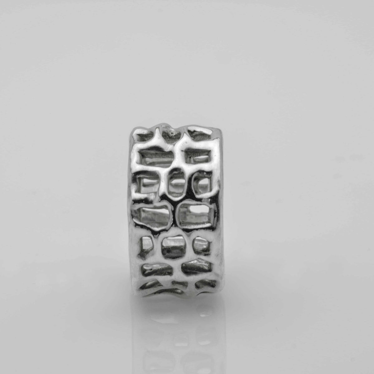Hors de l&#39;anneau de la grille. Élégante bande de bijoux sculptée en argent sterling unique en son genre