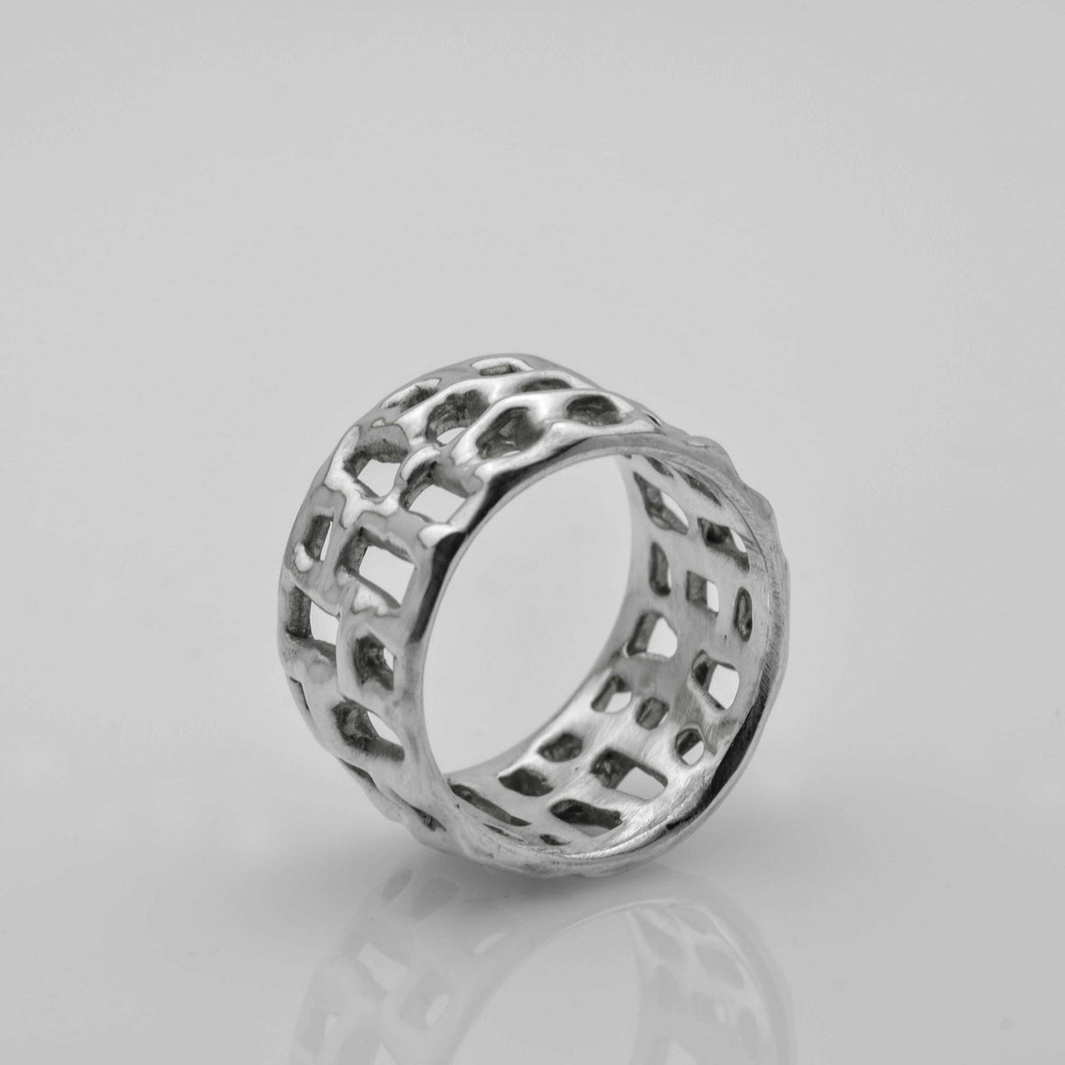 Hors de l&#39;anneau de la grille. Élégante bande de bijoux sculptée en argent sterling unique en son genre