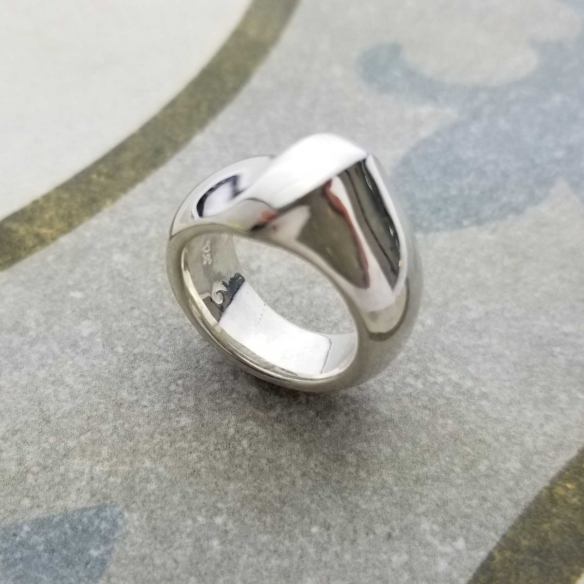 Stylish ring with round forms