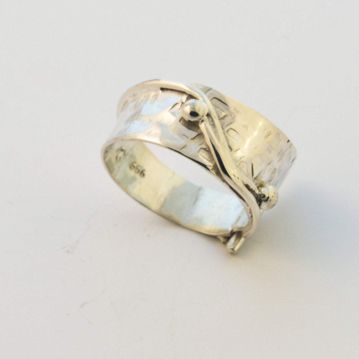 L&#39;anello della passione è un cinturino in argento sterling unico nel suo genere