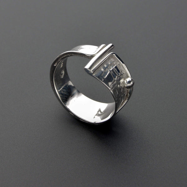 Hammered silver band ring | one of a kind | NineAmulets - Nine Amulets