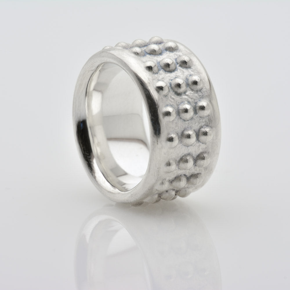Tarkus Ring è una creazione in argento massiccio direttamente da uno stato mentale puramente medievale