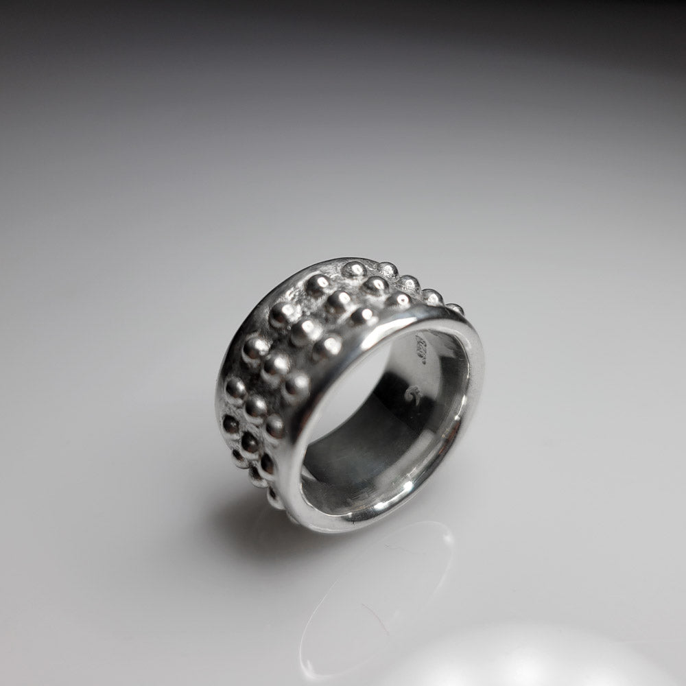 Tarkus Ring è una creazione in argento massiccio direttamente da uno stato mentale puramente medievale