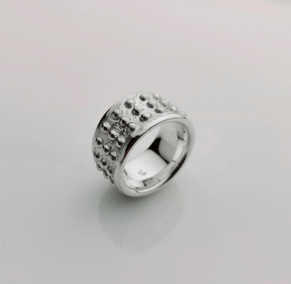 Tarkus Ring ist eine Kreation aus massivem Silber, die direkt aus einer rein mittelalterlichen Geisteshaltung stammt