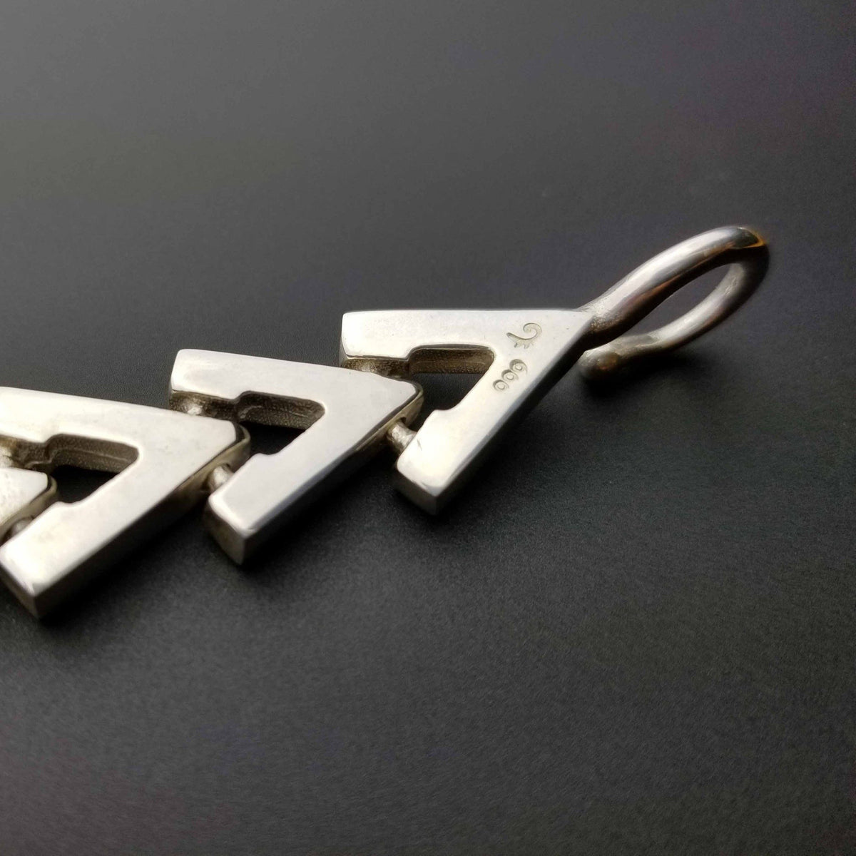 Back of triangular chain silver bracelet