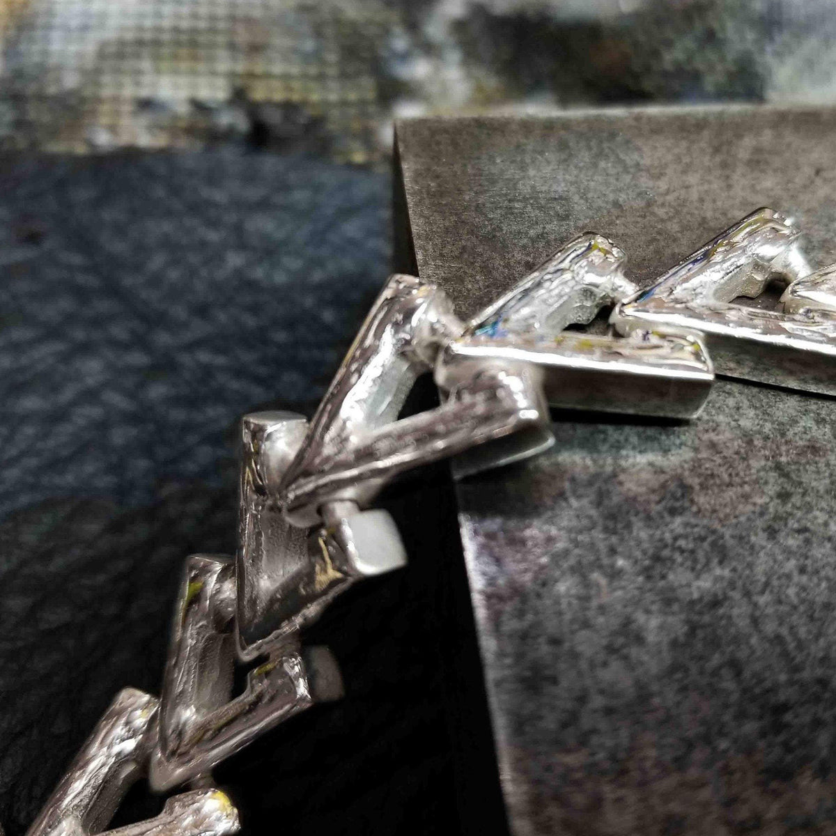 Flexible links triangular shape man&#39;s bracelet