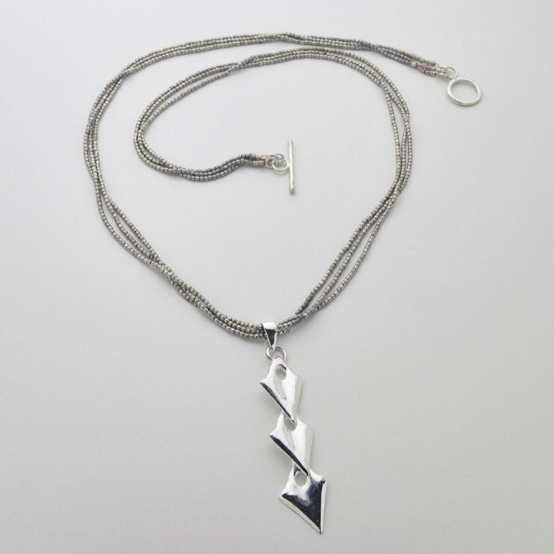 Collana Triple Arrow in argento 925 e perline tubolari in metallo africano