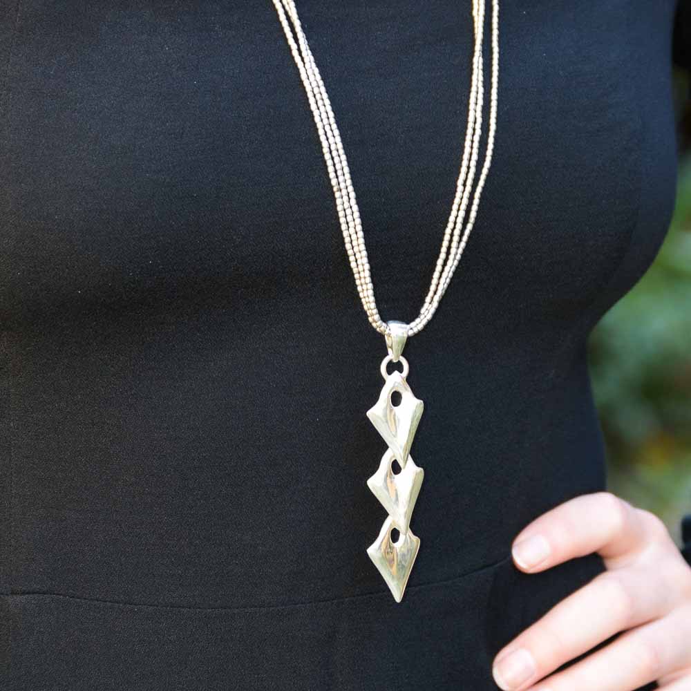 Collana Triple Arrow in argento 925 e perline tubolari in metallo africano