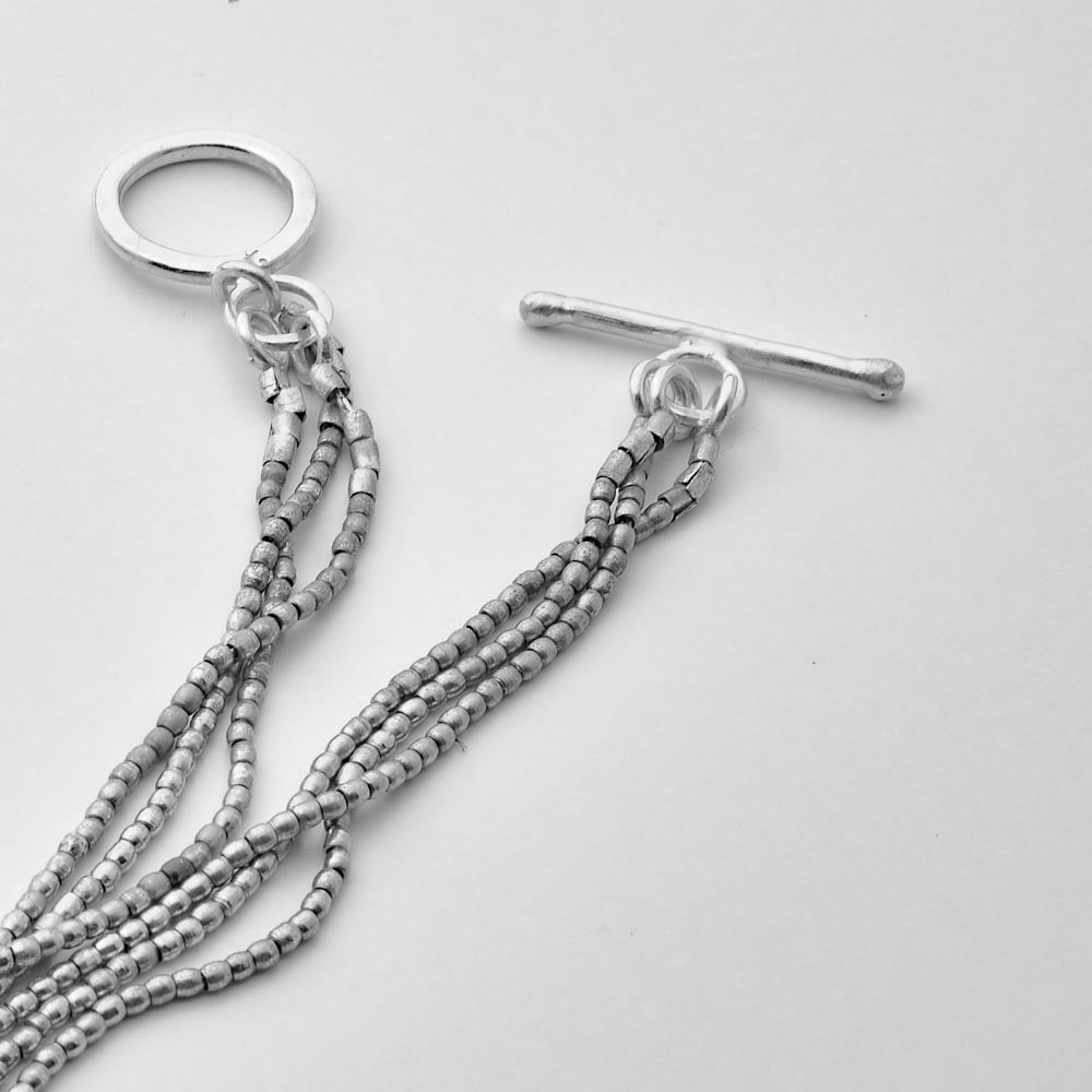 Triple Arrow Halskette aus Sterlingsilber und afrikanischen Metallröhrenperlen