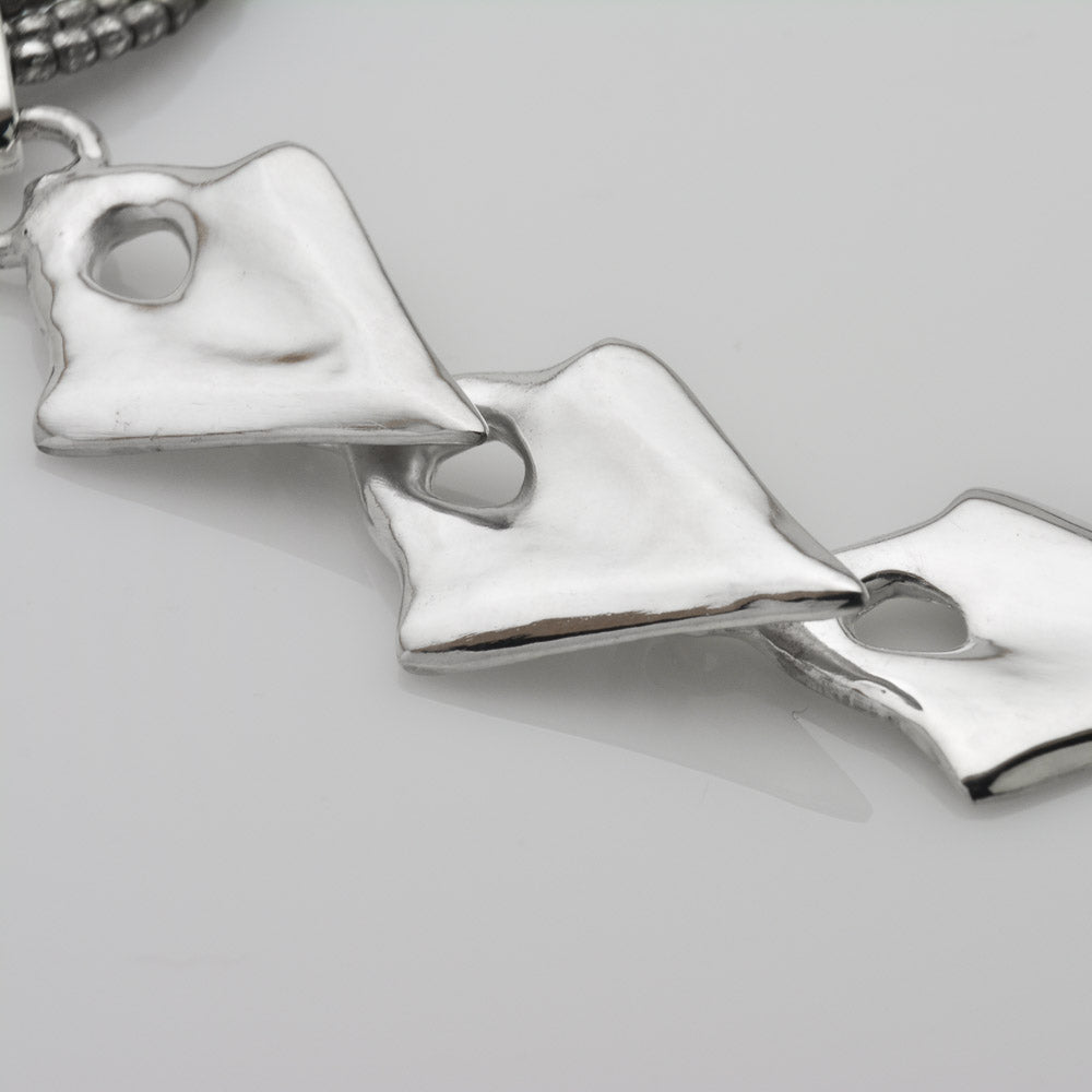 Triple Arrow Halskette aus Sterlingsilber und afrikanischen Metallröhrenperlen