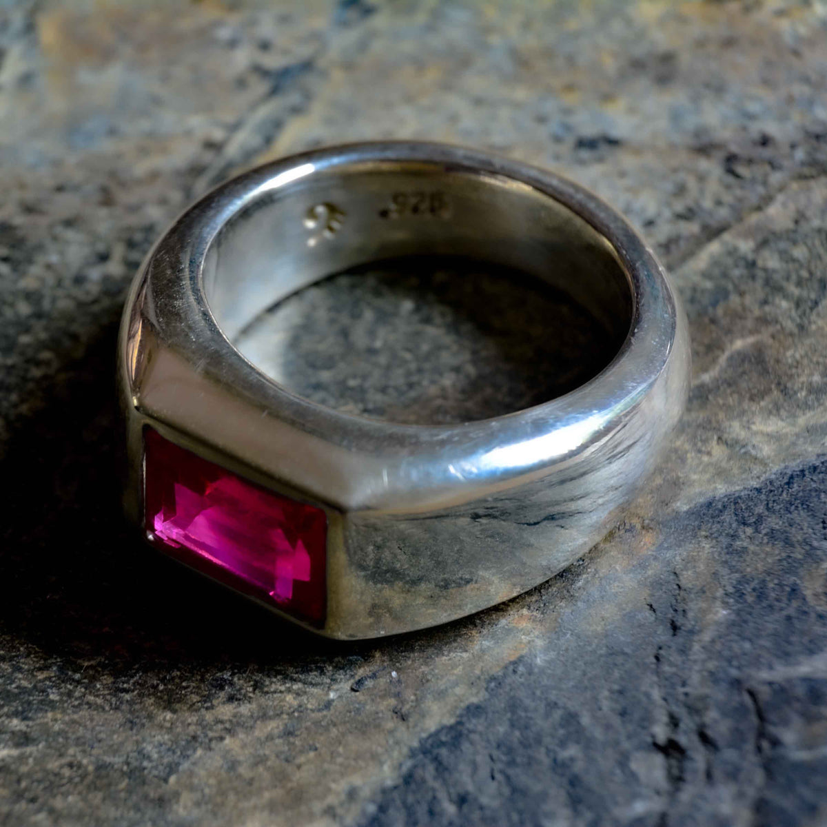 Ruby Silver Ring er en tyk og fed sølv med en smuk lys rubin på toppen