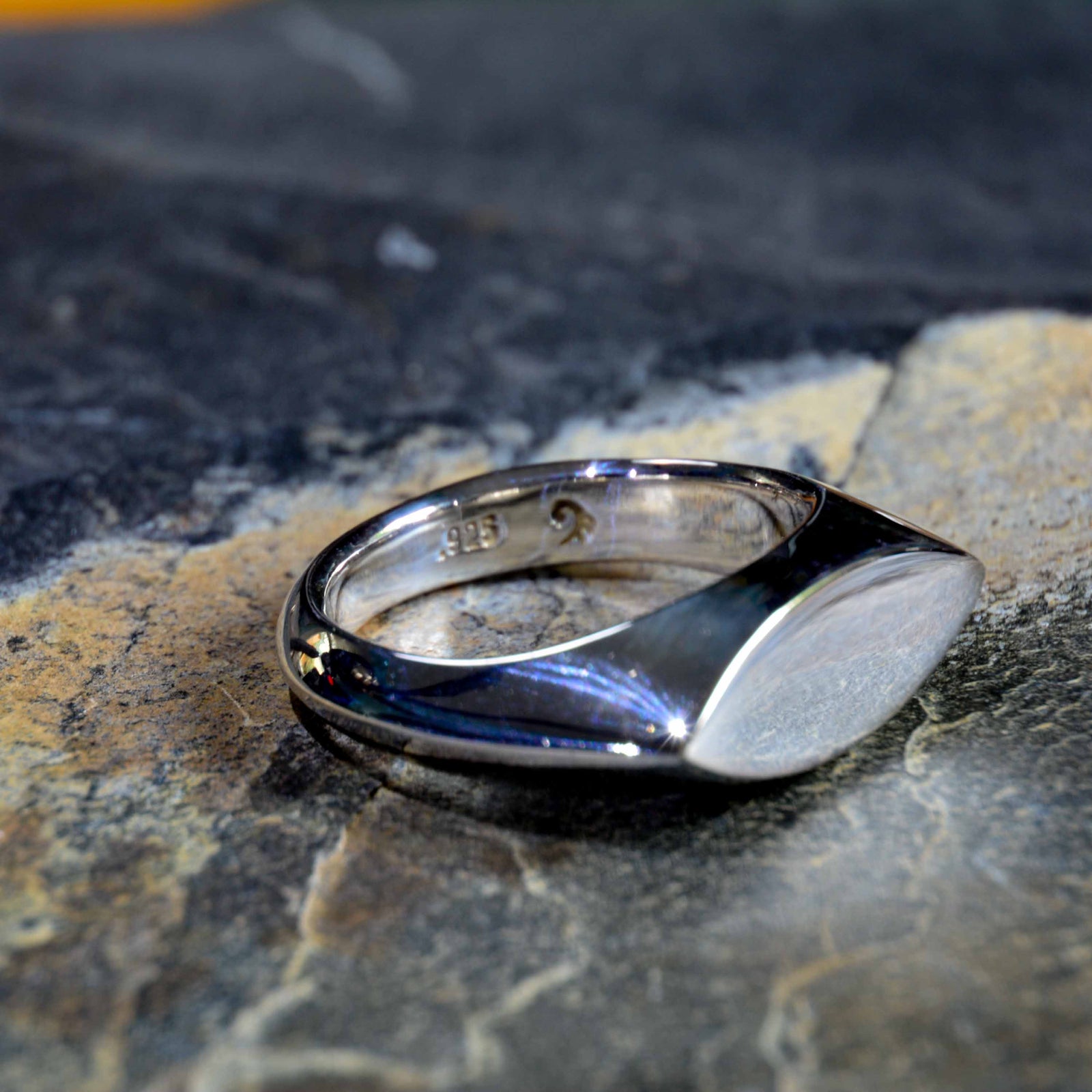 "Mr Cat: Solid Sterling Silver Ring with a Sleek Cat Eye Design" - Nine Amulets 