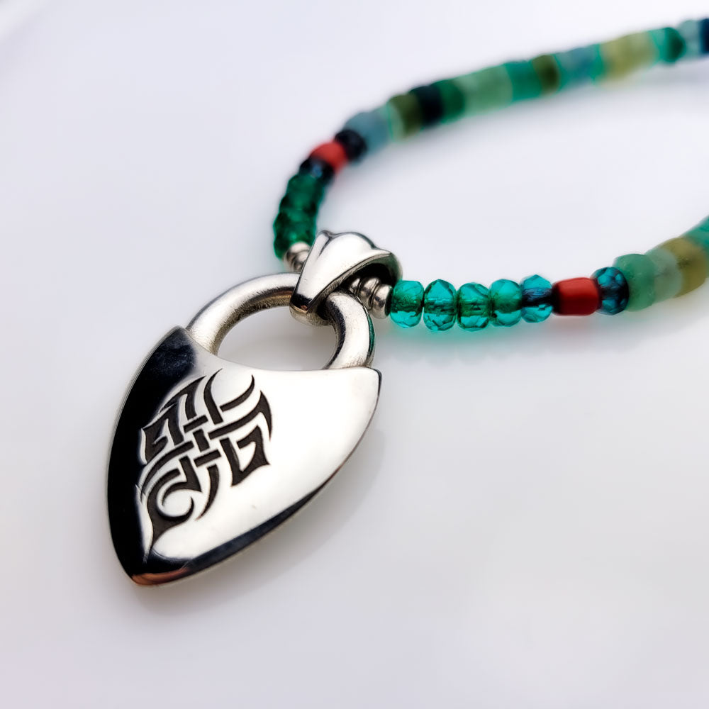 Création celtique en argent sterling et amulette porte-bonheur avec collier de perles de verre romain