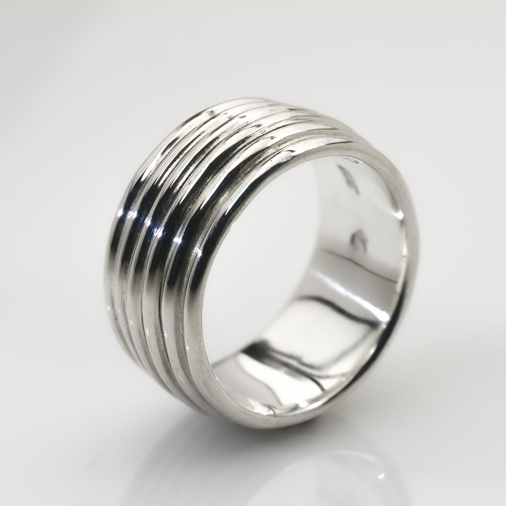 Der Revolutions Ring ist ein klobiger und substanzieller Ring aus Sterlingsilber, bequem und angenehm zu tragen