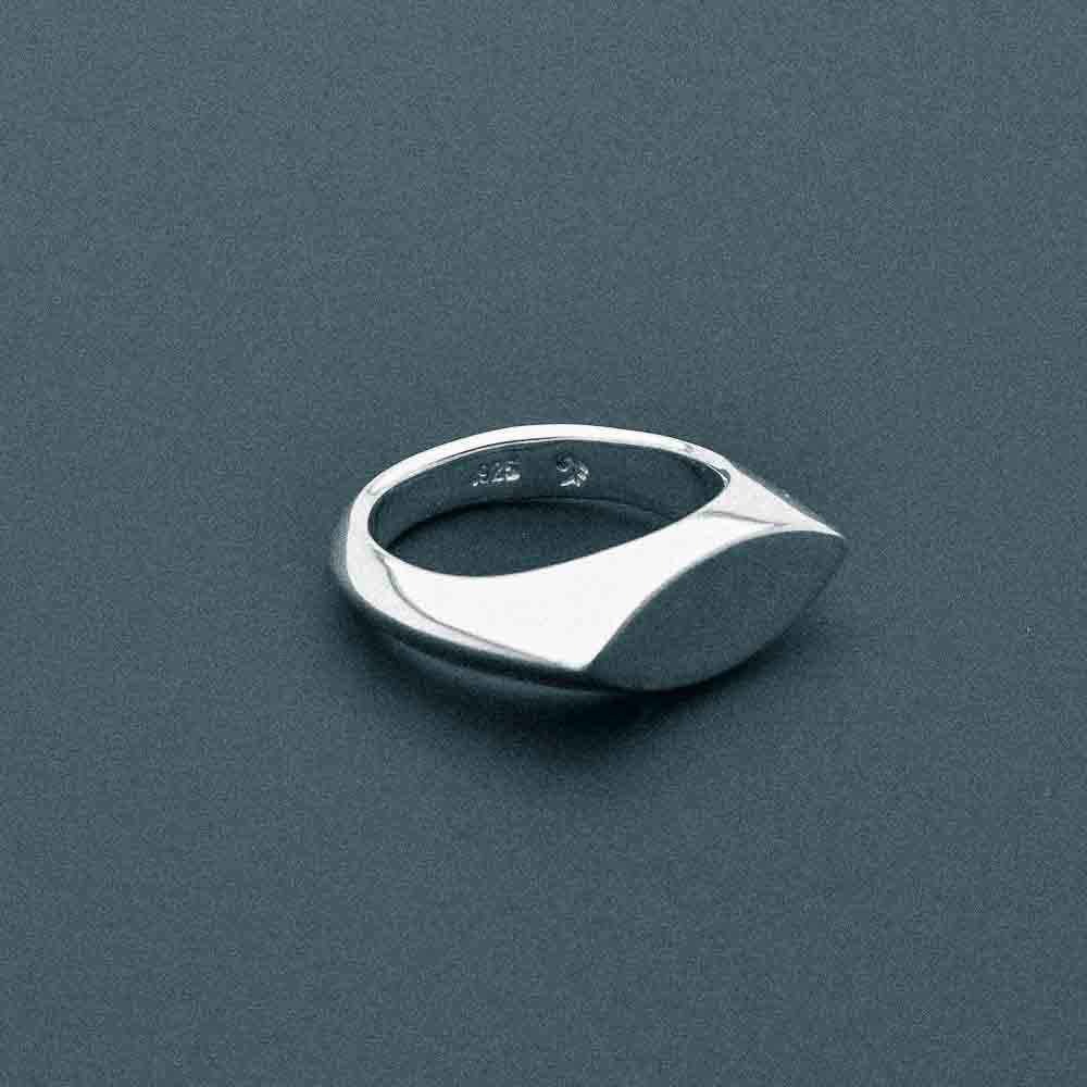 "Mr Cat: Solid Sterling Silver Ring with a Sleek Cat Eye Design" - Nine Amulets 