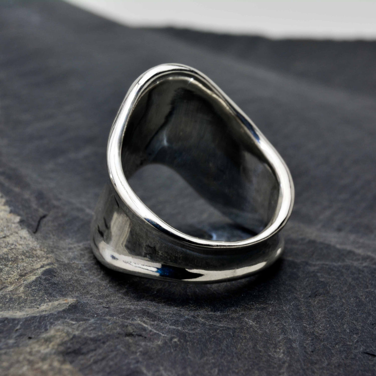Der Evolution Silver Ring hat ein V-förmiges Design, das kantig, dick und mutig ist