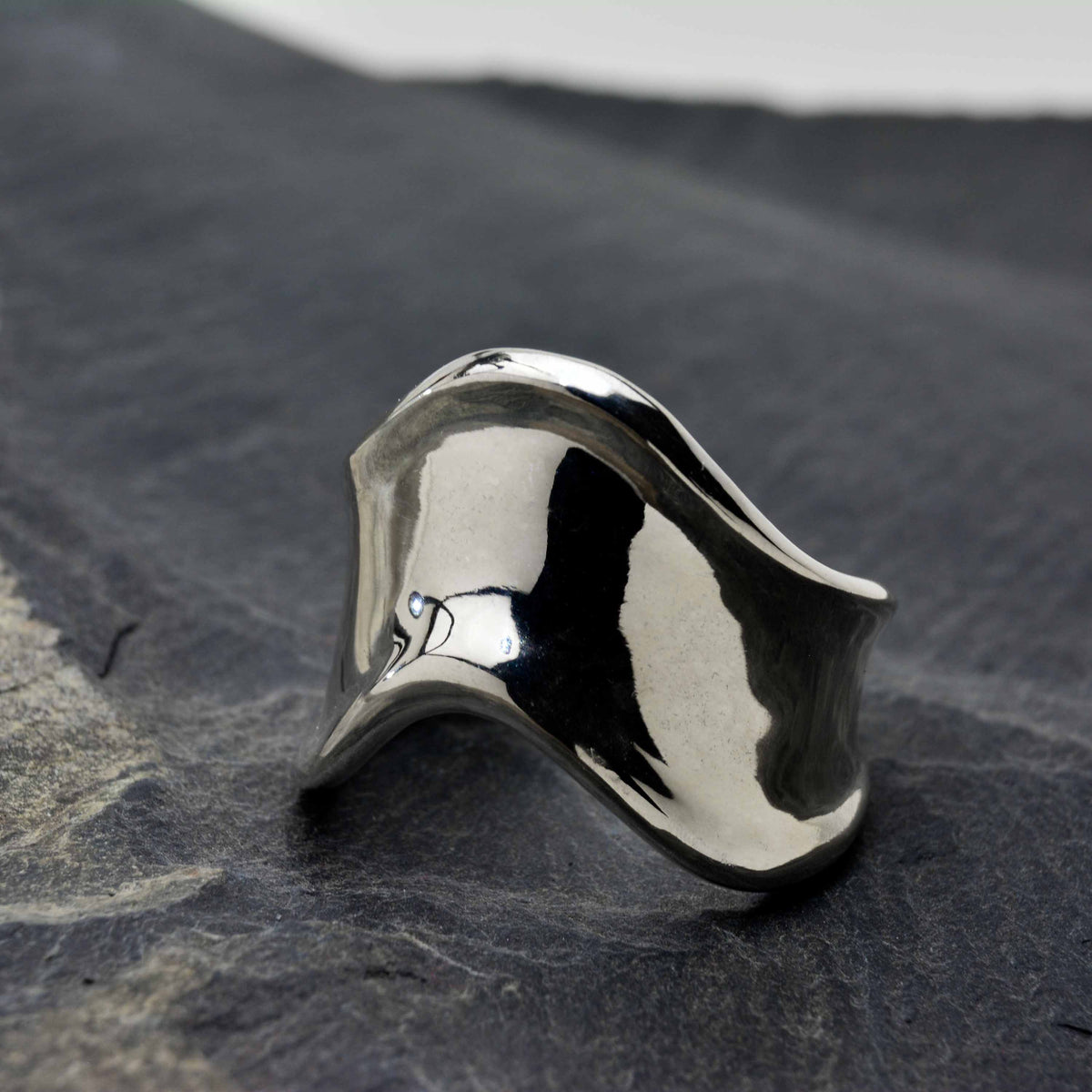 Der Evolution Silver Ring hat ein V-förmiges Design, das kantig, dick und mutig ist