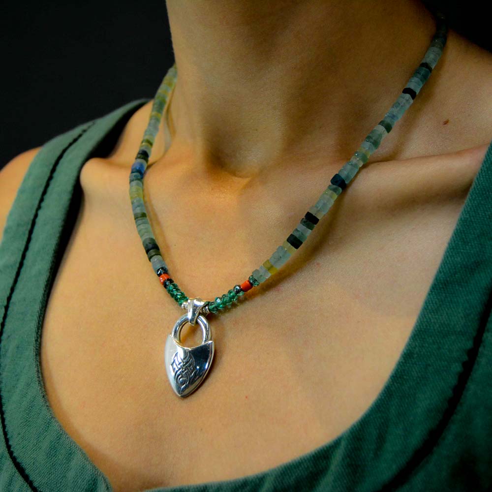 Creazione celtica in argento sterling e amuleto portafortuna con collana di perle di vetro romane