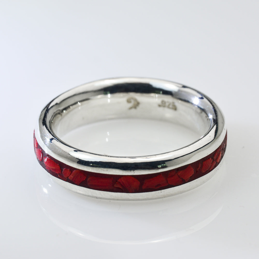 Red Coral Elegance: Sustainable Vintage Inlay in a Brilliant Silver Band