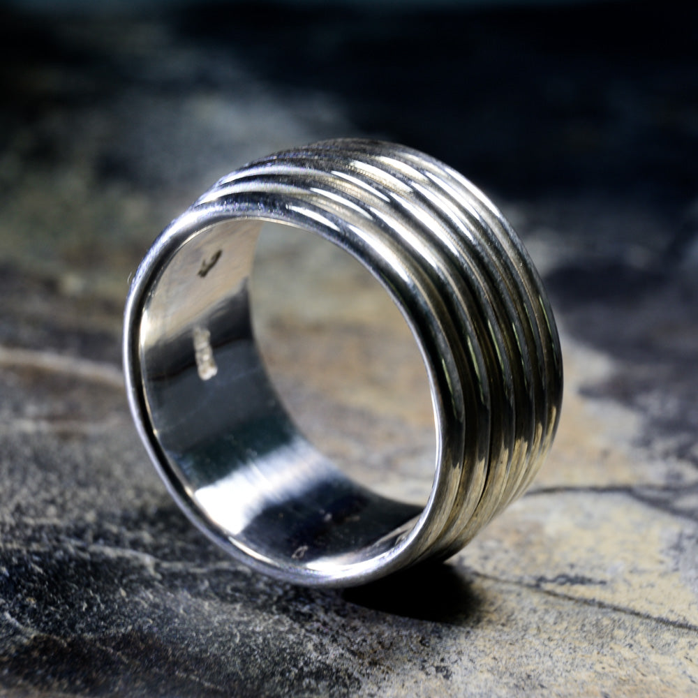 The Revolutions Ring er en tyk og betydelig sterlingsølvring, behagelig og tilfredsstillende at have på